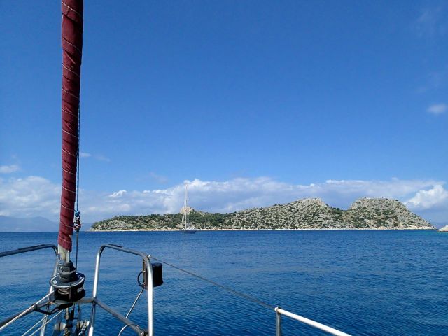 No, it's neither the Caribbean, nor the Marquesas, nor Mauritius. It's the island of Dhorousa, as seen from a bay southeast of the island of Anghistri.